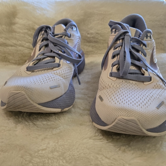 Brooks Adrenaline GTS 22 - Picture 2 of 16